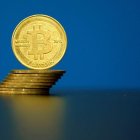 Foto de una ilustración de un bitcoin tomada en La Maison du Bitcoin in Paris.