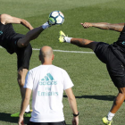 Bale y Marcelo, con Zidane de espalda, durante el entrenamiento del Madrid. JUAN CARLOS HIDALGO