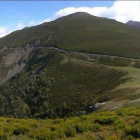 Vista de la zona donde se puede apreciar la calzada romana y uno de los campamentos que conforman el yacimiento de La Carisa.