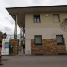 Peregrinos a su llegada ayer al albergue de San Nicolás de Flüe en Ponferrada. ANA F. BARREDO