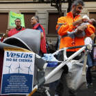 Un empleado de Vestas da el biberón a su bebé. RAMIRO