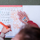 Un alumno realiza sus primeras grafías de los números. ÁNGEL MEDINA