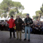 Julián Simón, Carmelo Ezpeleta, y Dennis Noyes recogen sus premios .