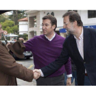 Mariano Rajoy saluda a un ciudadano ante el presidente gallego, Alberto Núñez Feijóo.