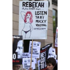Manifestantes contra Murdoch frente al Parlamento.
