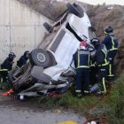 Cinco personas han muerto y tres han resultado heridas al caer una furgoneta por un talud en Lorca, Murcia.
