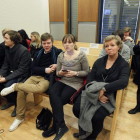 Algunas de las víctimas esperan en el tribunal de Oslo el comienzo de la vista contra Breivik.