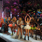 Las modelos caminan por la pasarela durante el desfile de Victoria Secret.