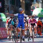 Fernando Gaviria celebra su victoria en Messina.