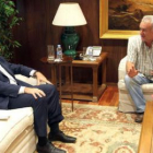 Miguel Sebastián, durante la reunión con Cayo Lara.