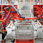 Ensamblaje robotizado de coches Tesla en California.
