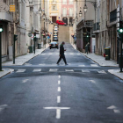 Un hombre camina por una calle de Lisboa. JOSE SOSA