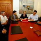 Momento de la firma del convenio.