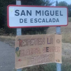 Cartel colocado por los niños y niñas a la entrada del pueblo. DL