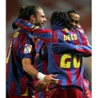 Deco es felicitado por Ronaldinho y sus compañeros tras conseguir el primer tanto