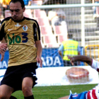 Iván Pérez trata de irse de Mikel Rico en la última visita de la Deportiva a Los Cármenes. DL