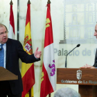 Juan Vicente Herrera y el presidente de La Rioja, Pedro Sanz, durante la comparecencia de ayer.