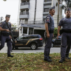 Agentes de Policía y curiosos ante la residencia de Lula en la ciudad de Sao Bernardo do Campo, en la periferia de Sao Paulo