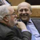 José Ignacio Wert (d), junto al ministro de Agricultura, Miguel Arias Cañete (i).