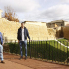Santiago y Díez junto a la muralla de Almanza. CAMPOS