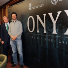 El alcalde de León, Antonio Silván, y el director del documental, Roberto Girault, en la presentación de 'Onyx. Los reyes del Grial'.