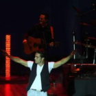 El cantante David Bustamante, durante su concierto de ayer en León.