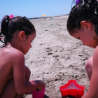 Dos niñas juegan en una playa de Benicàssim (Castellón), a finales de junio.