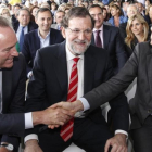 Vicente Betoret saluda al expresidente de la Comunidad Valenciana Alberto Fabra en presencia de Mariano Rajoy, durante un acto del PP en Valencia en mayo del 2015.