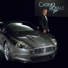 El actor Daniel Craig, el último en encarnar a James Bond, posa ante un Aston Martin. HO