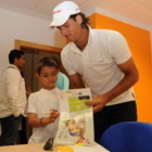 Feliciano firma un autógrafo a un admirador, el hijo del árbitro de baloncesto Bultó.