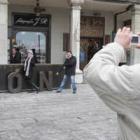 A pesar del mal tiempo y la huelga de los controladores los turistas se han dejado ver en León.