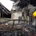 Uno de los miembros del equipo de rescate evacúa uno de los cadáveres de la discoteca