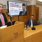 Joaquín S. Torné, director de Diario de León, Alberto Sutil, director de Tivitec, y María Jesús Muñiz, moderadora y jefa de Economía. RAMIRO