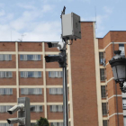 Imagen de una de las nuevas cámaras de control de acceso, en la avenida del Castillo. L. DE LA MATA