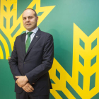 Alejandro Hidalgo, director de Zona de Caja Rural en León, en la sede de la nueva sucursal de la entidad en Santa Ana. F. OTERO PERANDONES