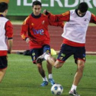 Jesús Navas, en el centro, pelea por el control del balón con Raúl Albiol.