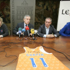 El alcalde de León, Emilio Gutiérrez, recibe al Aros que pasa a denominarse 'León, cuna del parlamentarismo'