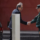 El president de la Generalitat, Quim Torra, saluda a un guardia civil a su llegada hoy a la cárcel madrileñaa de Estremera.