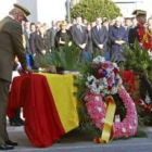 Don Juan Carlos impuso las condecoraciones al guardia civil tras concluir el funeral de Estado