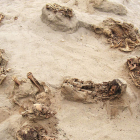 Cuerpos infantiles encontrados cerca de Chan Chan, la ciudad de barro más grande de Ámerica. WWW.NATIONALGEOGRAPHICLA.COM