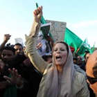 La hija de Gadafi, en el centro, rodeada de simpatizantes del régimen.