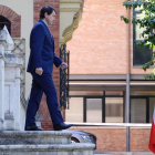 Mañueco se dirige a los jardines de la sede de Presidencia, donde hizo el anuncio de rebaja fiscal. NACHO GALLEGO