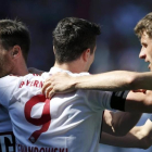Xabi Alonso, Robert Lewandowski y Thomas Müller celebran el segundo gol del Bayern al Ingolstadt.