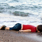 El cuerpo de Aylan Shenu, el niño kurdo que apareció ahogado en septiembre del 2015 en una playa turca.