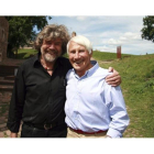 El legendario alpinista italiano Walter Bonatti (d) junto a su compañero y compatriota Reinhold Messner, en Italia.