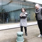Los comisarios Leire Vergara y Juan de Nieves ante una obra ‘sonora’ de Rosa Barba.