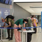 Viajeros rellenan papeles sobre el covid en el aeropuerto de Fiumicino, Roma. TELENEWS