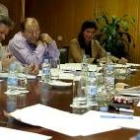Los representantes de UGT y CC.OO. ayer con la directora general Minas, Carmen Becerril (al fondo)
