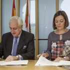Milagros Marcos firma el convenio para el desarrollo del modelo.