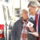 Una vecina del municipio conversa con el secretario provincial de los socialistas, Miguel Martínez